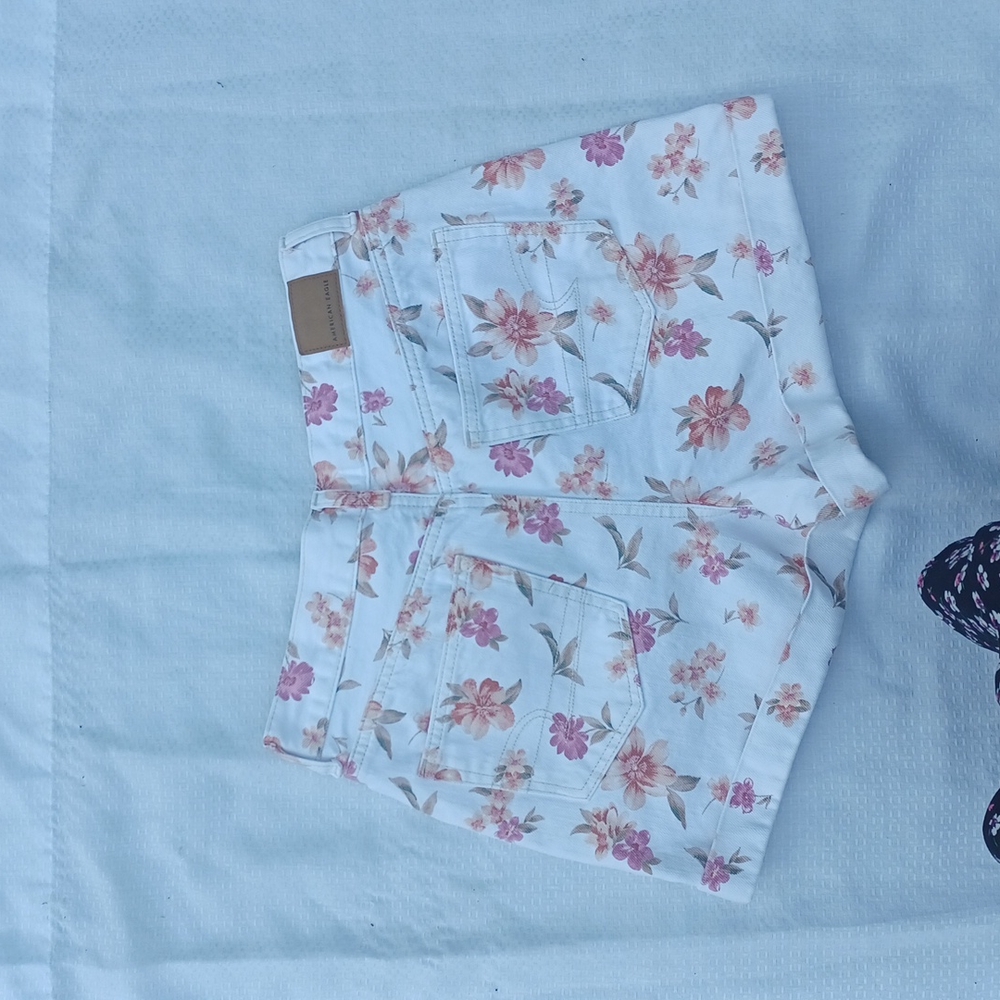 American Eagle Outfitters White Floral High Waist Shorts - Picture 8 of 10